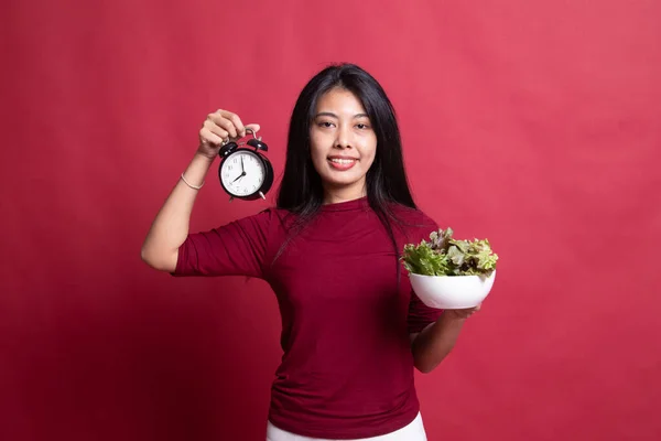 Jeune femme asiatique avec horloge et salade . — Photo
