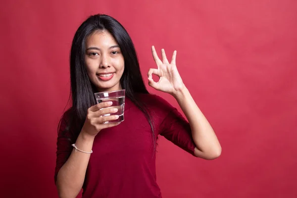Giovane donna asiatica mostra OK con un bicchiere di acqua potabile . — Foto Stock