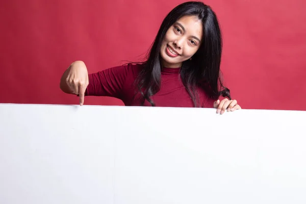 Ung asiatisk kvinna peka på ett tomt tecken. — Stockfoto