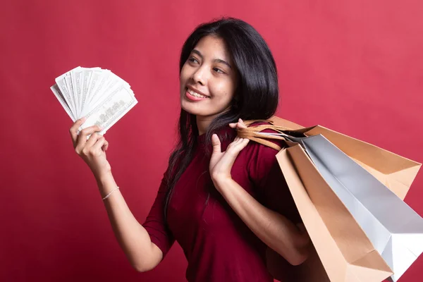 Portret van een jonge Aziatische vrouw met veel bankbiljetten — Stockfoto