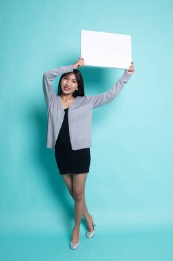 Beyaz boş işareti ile genç Asyalı kadın.