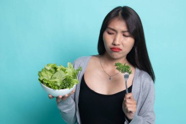 Asyalı kadın nefret salata.