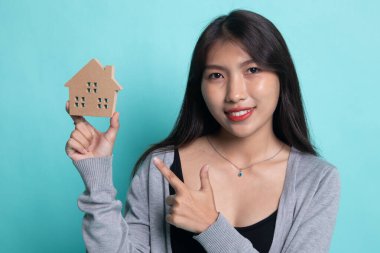 Ev modeliyle mutlu Asyalı kadın..