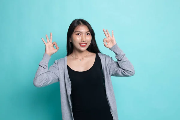Asiático mulher mostrar duplo OK mão sinal e sorriso . — Fotografia de Stock