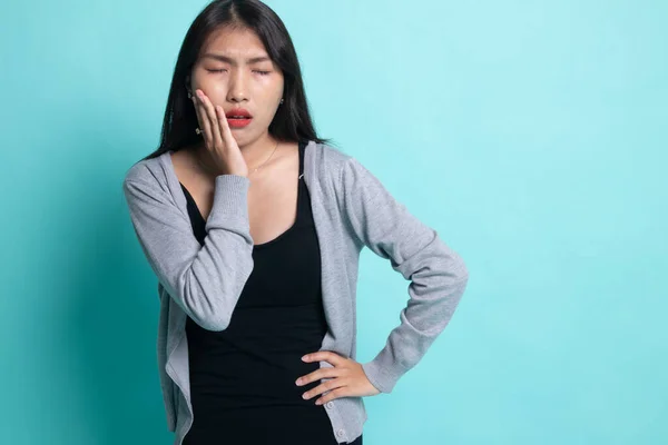 Ung asiatisk kvinna fick tandvärk. — Stockfoto