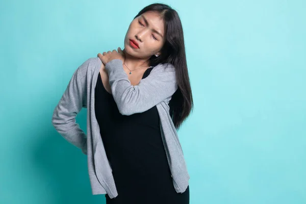 Young Asian woman got back pain. — Stock Photo, Image