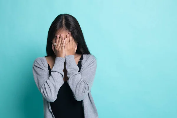 Triste joven asiática llorando con la palma de la mano. —  Fotos de Stock