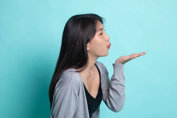 Schön junge asiatische Frau Schlag ein Kuss. — Stockfoto