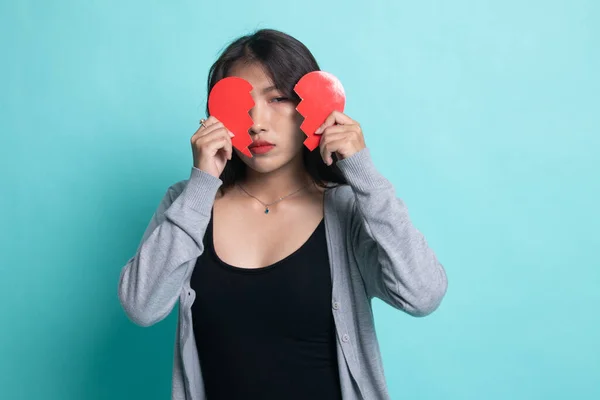 Hermosa joven mujer asiática con el corazón roto . —  Fotos de Stock