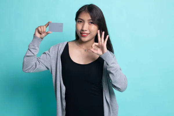 빈 카드와 함께 젊은 아시아 여성 표시 확인. — 스톡 사진