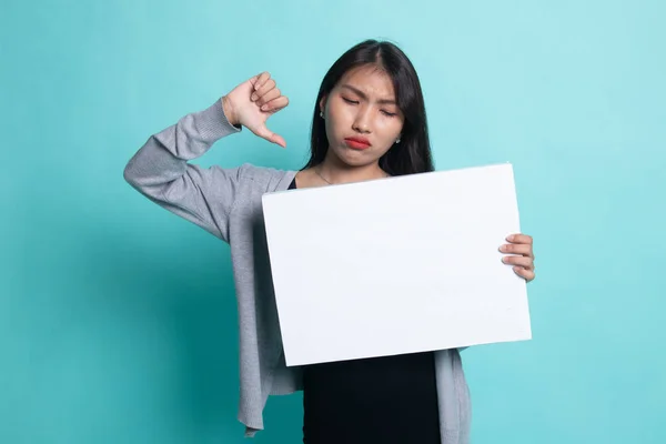 Joven mujer asiática mostrar pulgares abajo con blanco signo en blanco . —  Fotos de Stock