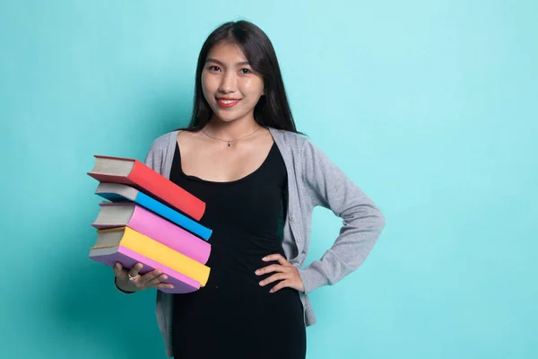 Młoda kobieta azjatyckich studiuje może książek. — Zdjęcie stockowe