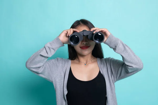 Giovane donna asiatica con binocolo . — Foto Stock