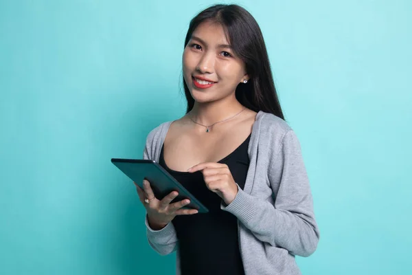 Jeune femme asiatique avec une tablette informatique . — Photo