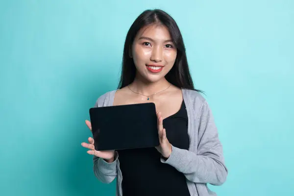 Jeune femme asiatique avec une tablette informatique . — Photo