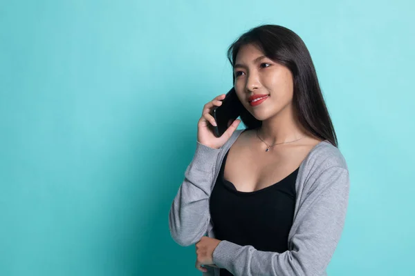 Jovem mulher asiática conversando com telefone celular . — Fotografia de Stock