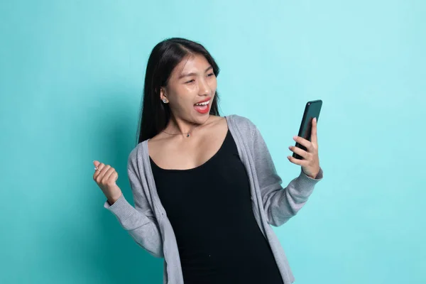 Bem sucedido jovem mulher asiática com telefone móvel . — Fotografia de Stock