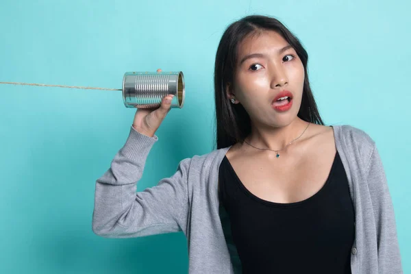 Sorprendido joven mujer asiática con lata puede teléfono . —  Fotos de Stock