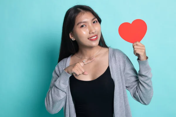 Mujer asiática apuntan al corazón rojo . —  Fotos de Stock