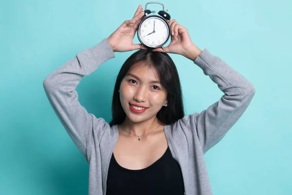 Jovem mulher asiática sorriso com um relógio . — Fotografia de Stock