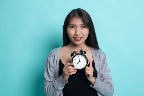 Joven asiática sonrisa con un reloj . —  Fotos de Stock