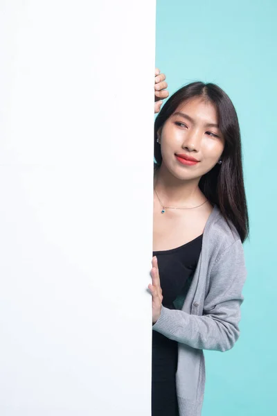Ung asiatisk kvinna med tomma tecken. — Stockfoto