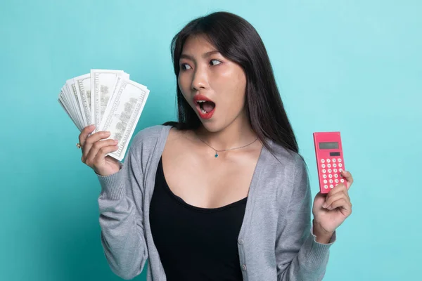 Retrato de jovem ásia mulher mostrando monte de dinheiro notas — Fotografia de Stock