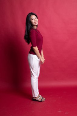 Güzel genç Asyalı kadın tam vücut yan görünüm.