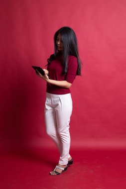 Genç Asyalı kadın bilgisayar tablet ile tam vücut.