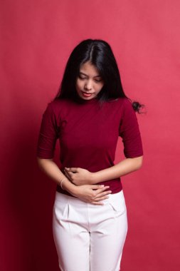 Genç Asyalı kadın mide ağrısı var.