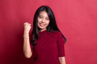 Başarılı genç Asyalı kadın tutun yumruk kadar.