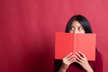 Bir kitapla genç Asyalı kadın kapak yüzü.