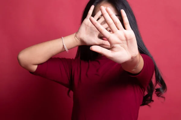 젊은 아시아 여자는 그녀의 얼굴을 숨기기. — 스톡 사진