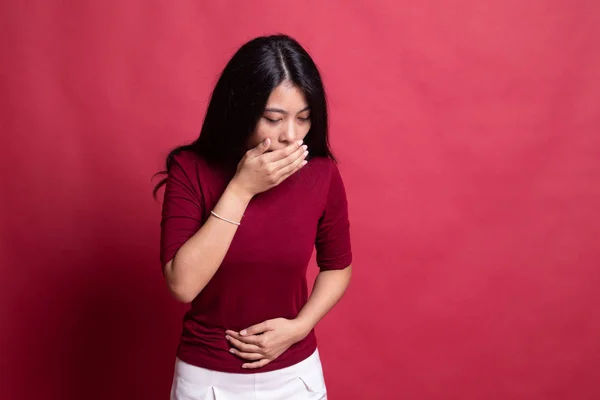 Joven mujer asiática tiene dolor de estómago a punto de vomitar . — Foto de Stock