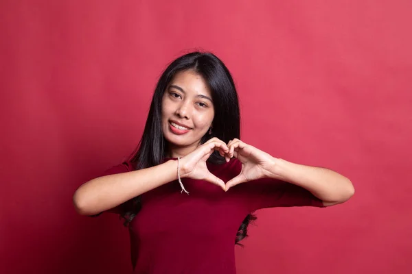 Joven mujer asiática mostrar corazón mano signo . — Foto de Stock