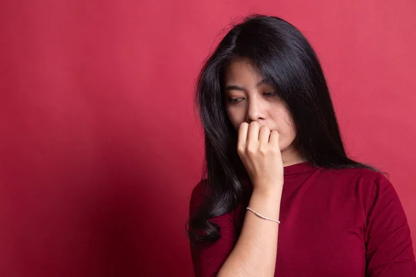 Inseguro vacilante nervioso joven asiático mujer mordiendo su uña — Foto de Stock