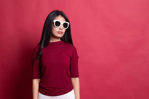 Retrato de una hermosa joven asiática en gafas de sol . — Foto de Stock