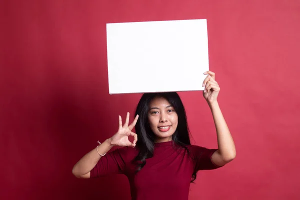 Joven asiática mostrar OK con blanco en blanco signo . —  Fotos de Stock