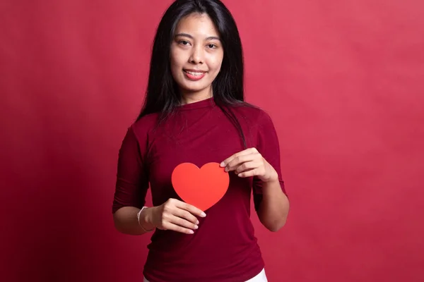 Mujer asiática con corazón rojo . —  Fotos de Stock