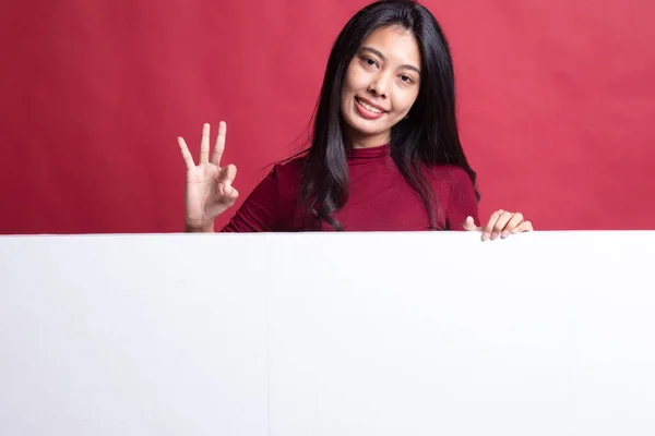 Молоді азіатські жінки шоу ОК з пустим знак. — стокове фото