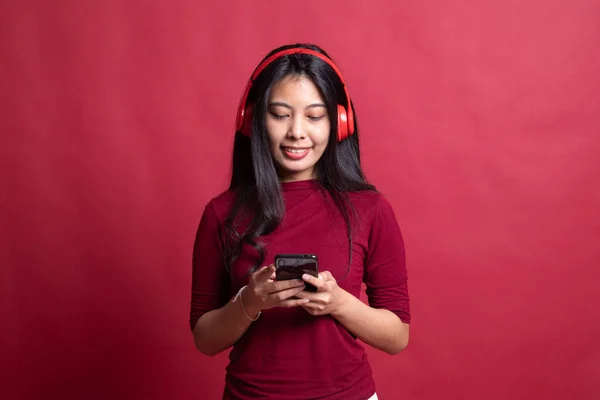 Mooi aziatisch meisje luisteren muziek met haar hoofdtelefoon. — Stockfoto