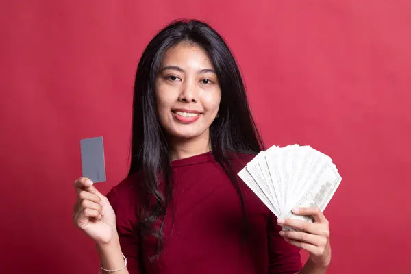 Portret van een jonge Aziatische vrouw met veel bankbiljetten — Stockfoto