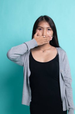 Genç Asyalı kadın ağzını el ile kapatın.
