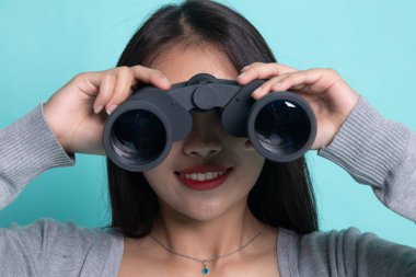 Dürbün ile genç Asyalı kadın.