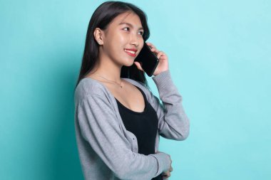 Cep telefonu ile konuşurken genç Asyalı kadın.