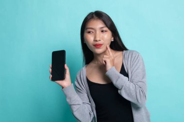 Cep telefonlu genç Asyalı kadın..