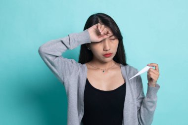 Genç Asyalı kadın hasta ve grip var.