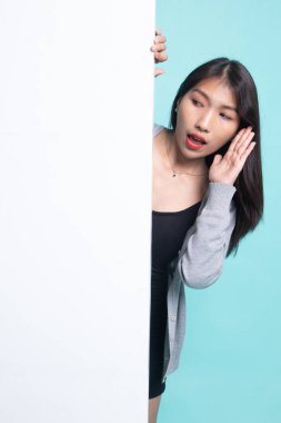 Boş işareti ile heyecanlı genç Asyalı kadın.