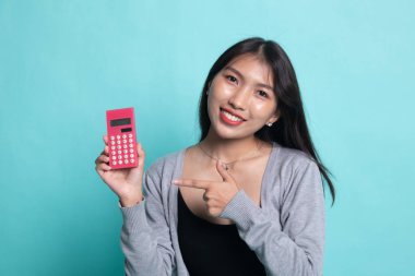 Hesap makinesi noktasına Asyalı kadın.