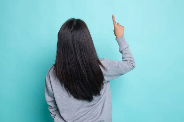 Parte posterior de la mujer asiática tocando la pantalla con su dedo . —  Fotos de Stock